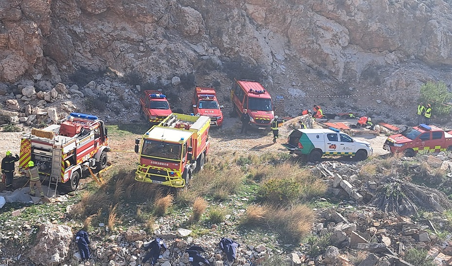 Intervención de los operativos en el simulacro del aeropuerto de Málaga en la zona de simulación del siniestro.